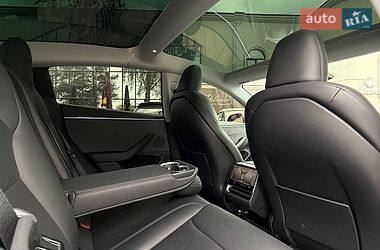 Седан Tesla Model 3 2024 в Черновцах
