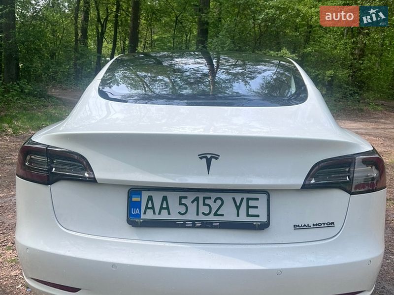 Седан Tesla Model 3 2021 в Киеве