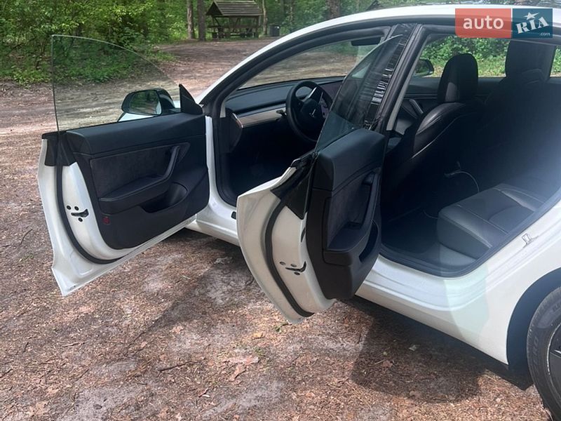 Седан Tesla Model 3 2021 в Киеве