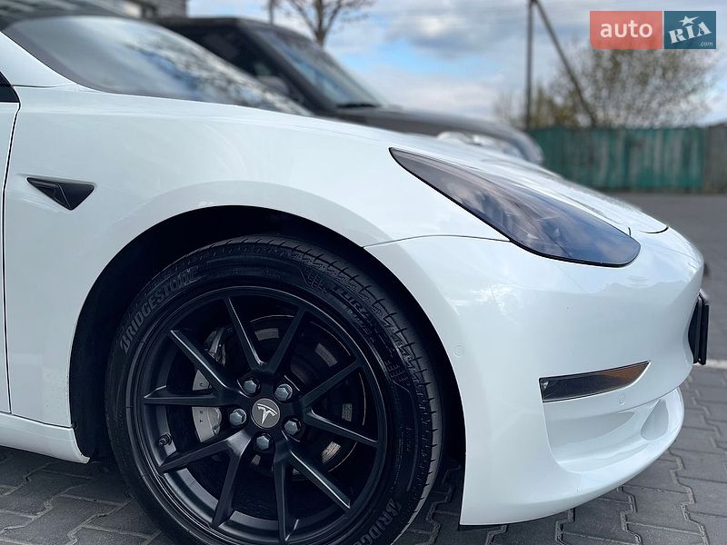 Седан Tesla Model 3 2022 в Киеве