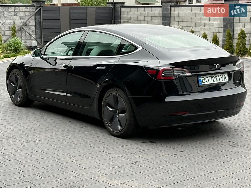 Седан Tesla Model 3 2019 в Дубні