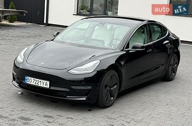 Седан Tesla Model 3 2019 в Дубні