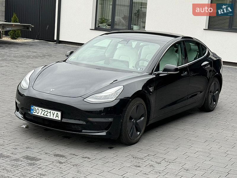 Седан Tesla Model 3 2019 в Дубні
