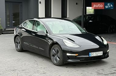 Седан Tesla Model 3 2019 в Дубні
