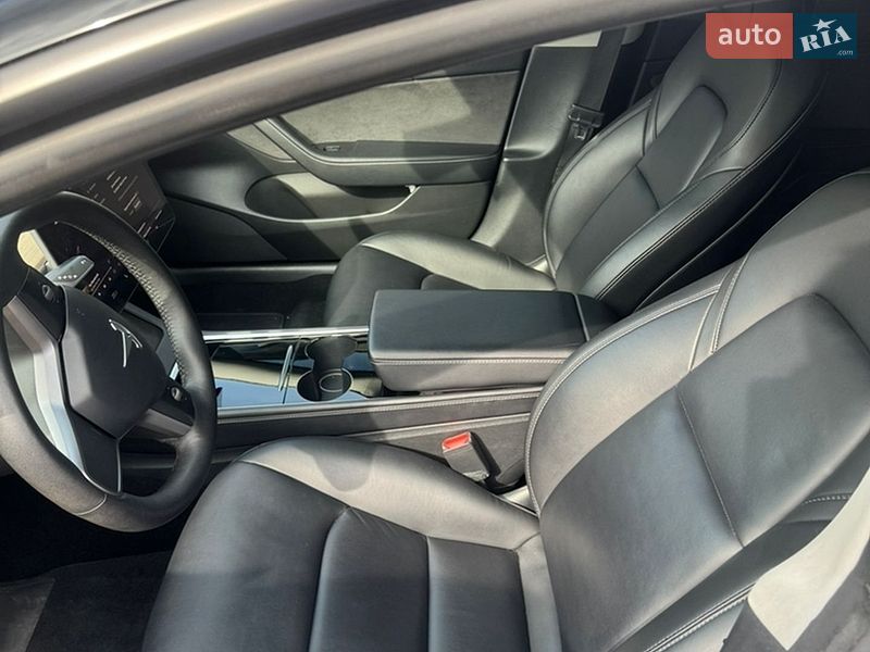 Седан Tesla Model 3 2022 в Киеве