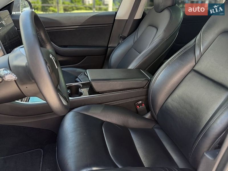 Седан Tesla Model 3 2019 в Львові