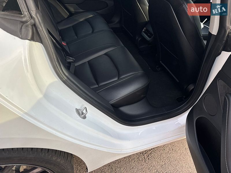 Седан Tesla Model 3 2022 в Черкассах