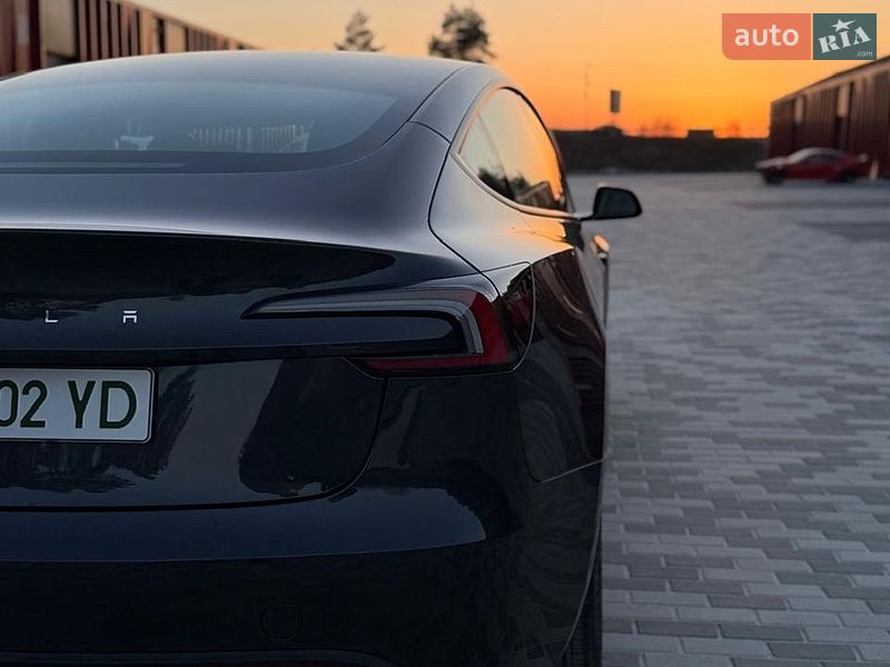 Седан Tesla Model 3 2024 в Львове