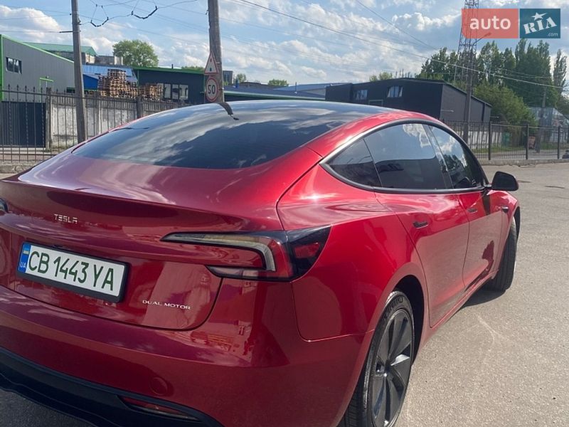 Седан Tesla Model 3 2024 в Чернигове