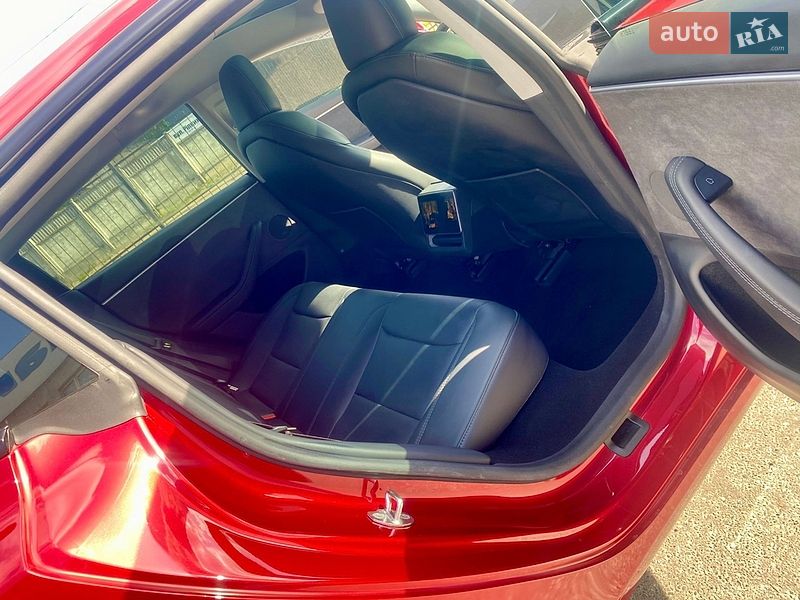 Седан Tesla Model 3 2024 в Чернигове