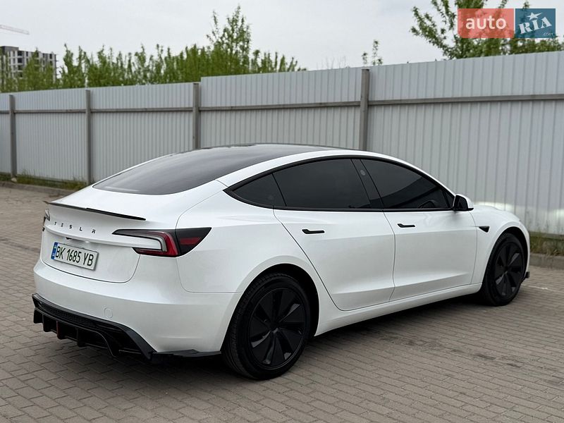 Седан Tesla Model 3 2025 в Дубно