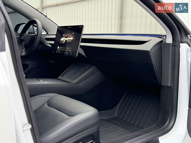 Седан Tesla Model 3 2025 в Дубно