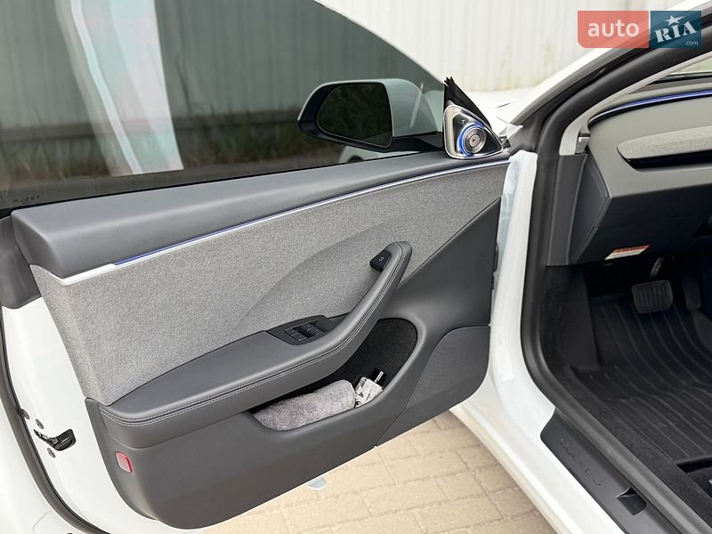 Седан Tesla Model 3 2025 в Дубно