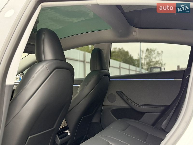 Седан Tesla Model 3 2025 в Дубно
