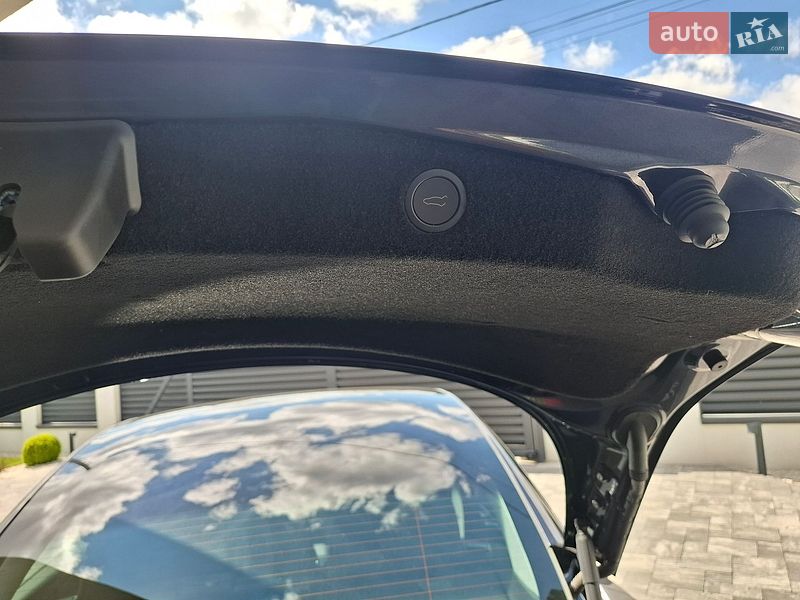 Седан Tesla Model 3 2025 в Ровно
