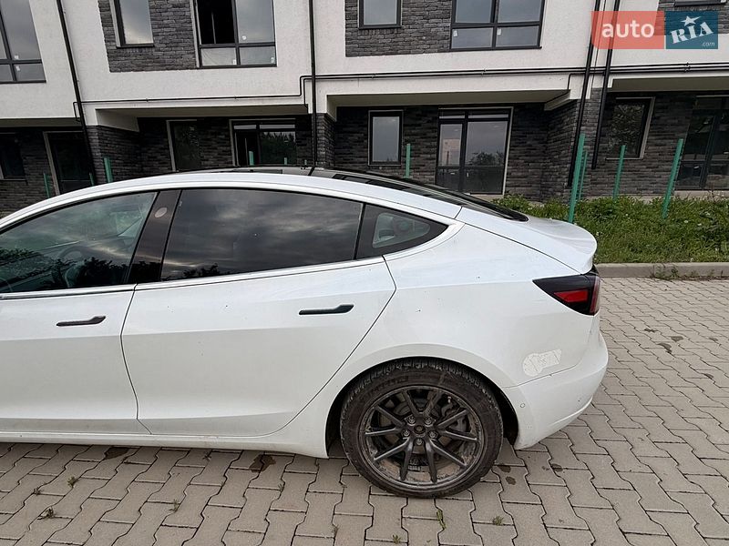 Седан Tesla Model 3 2019 в Черновцах