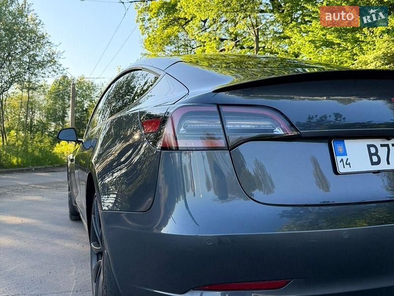 Седан Tesla Model 3 2021 в Львове