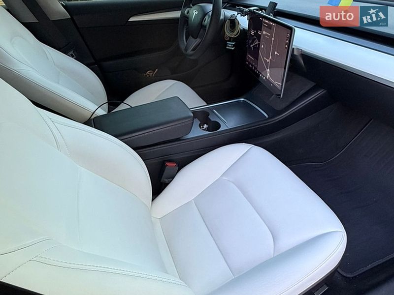 Седан Tesla Model 3 2021 в Львове