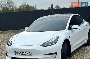 Седан Tesla Model 3 2019 в Чернівцях