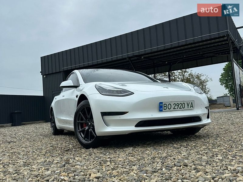 Седан Tesla Model 3 2019 в Черновцах
