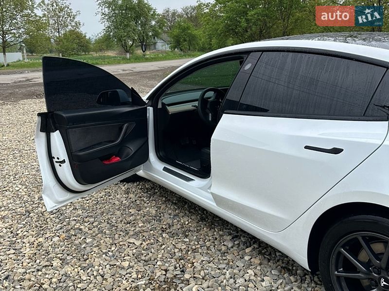 Седан Tesla Model 3 2019 в Черновцах