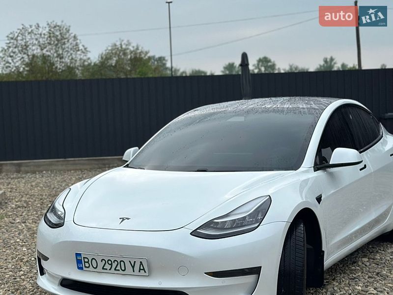 Седан Tesla Model 3 2019 в Черновцах