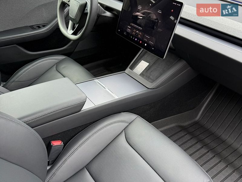 Седан Tesla Model 3 2025 в Луцьку