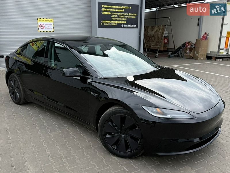 Седан Tesla Model 3 2025 в Луцьку