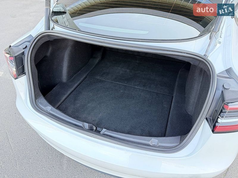 Седан Tesla Model 3 2022 в Кривому Розі