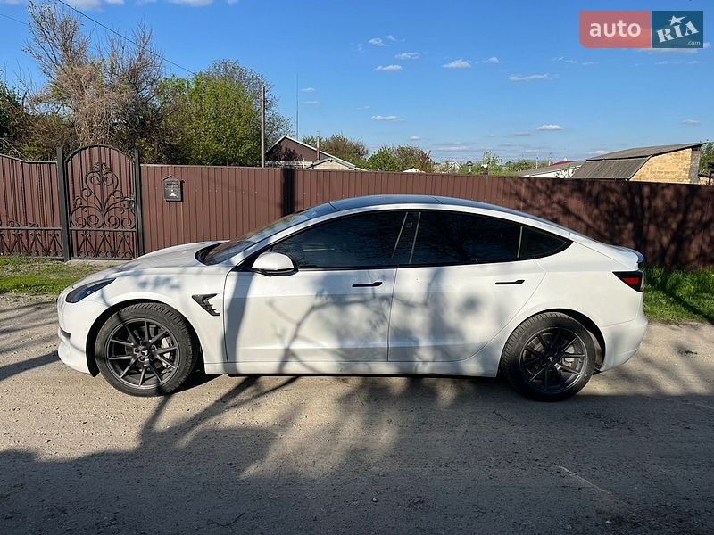 Седан Tesla Model 3 2021 в Киеве