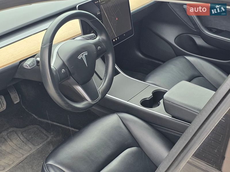 Седан Tesla Model 3 2018 в Львове