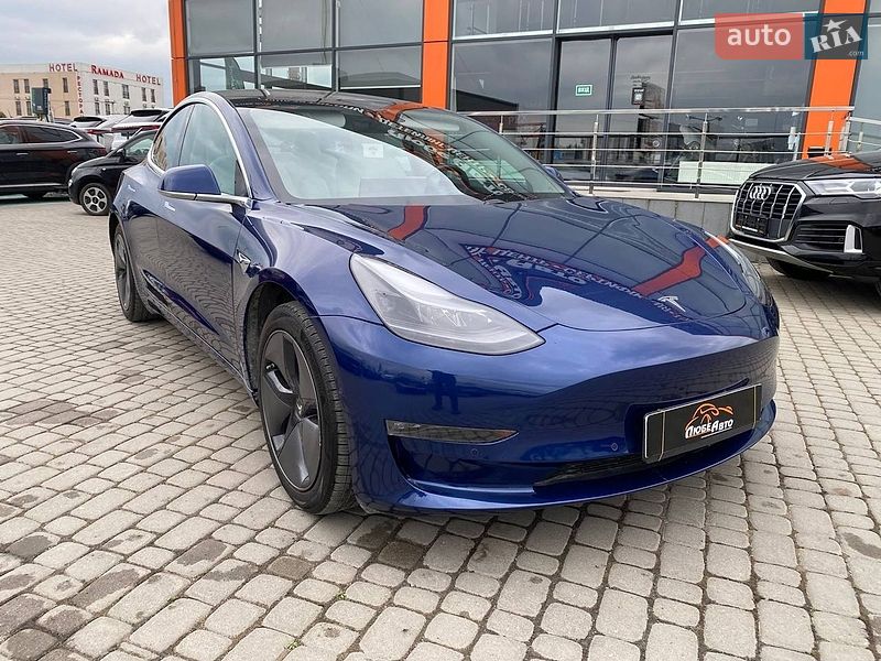Седан Tesla Model 3 2018 в Львові