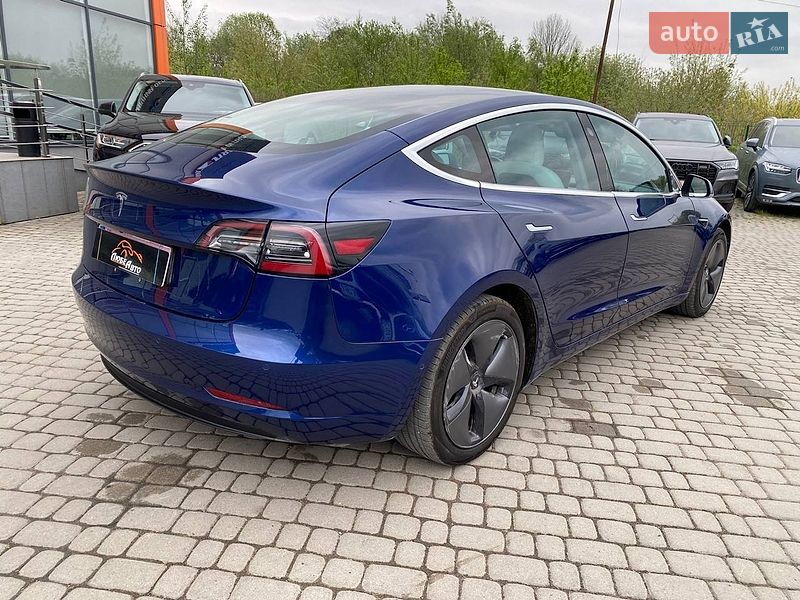 Седан Tesla Model 3 2018 в Львові