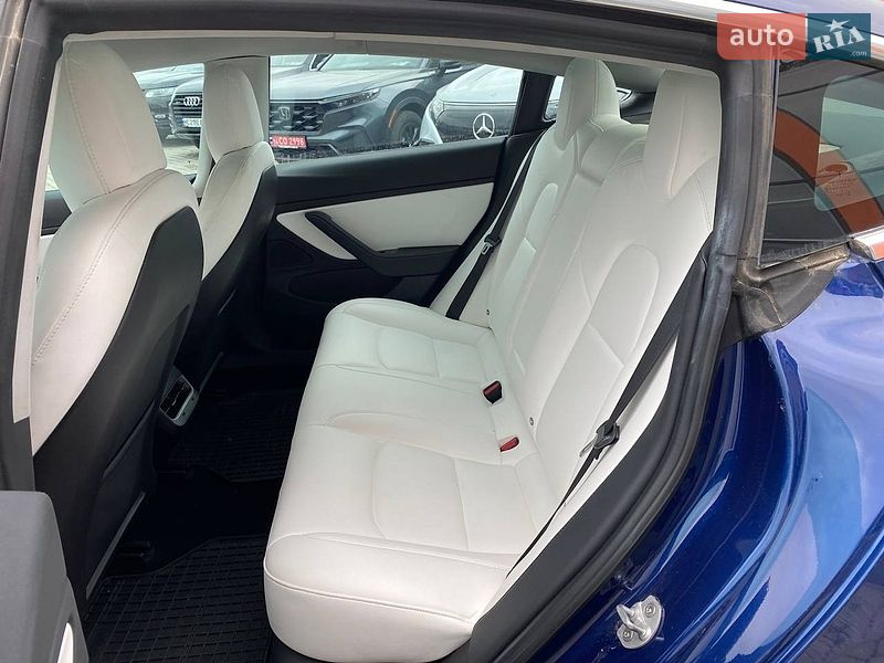 Седан Tesla Model 3 2018 в Львові