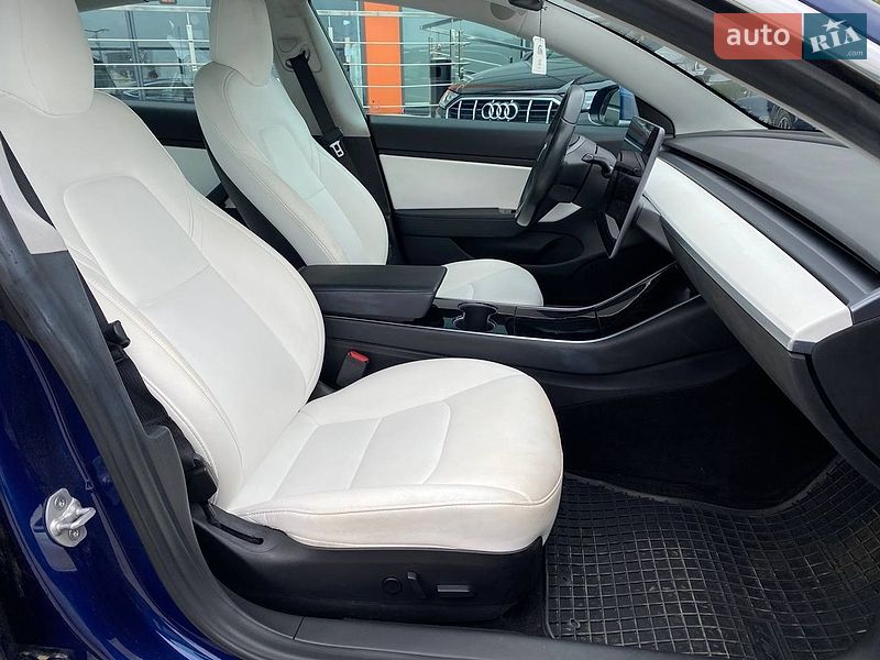 Седан Tesla Model 3 2018 в Львові