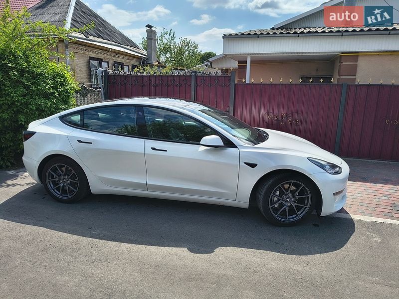 Седан Tesla Model 3 2021 в Черкасах