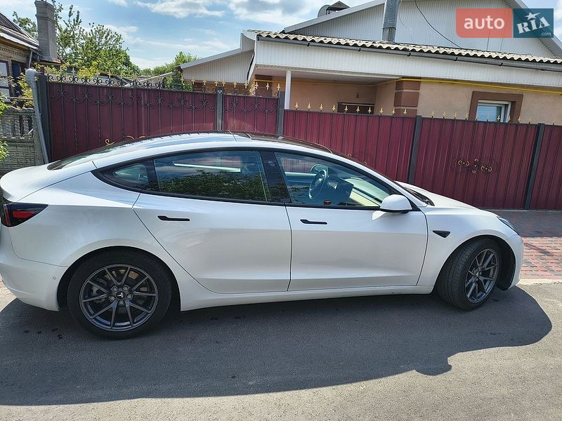 Седан Tesla Model 3 2021 в Черкасах