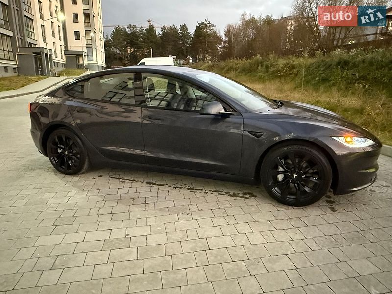 Седан Tesla Model 3 2024 в Львове