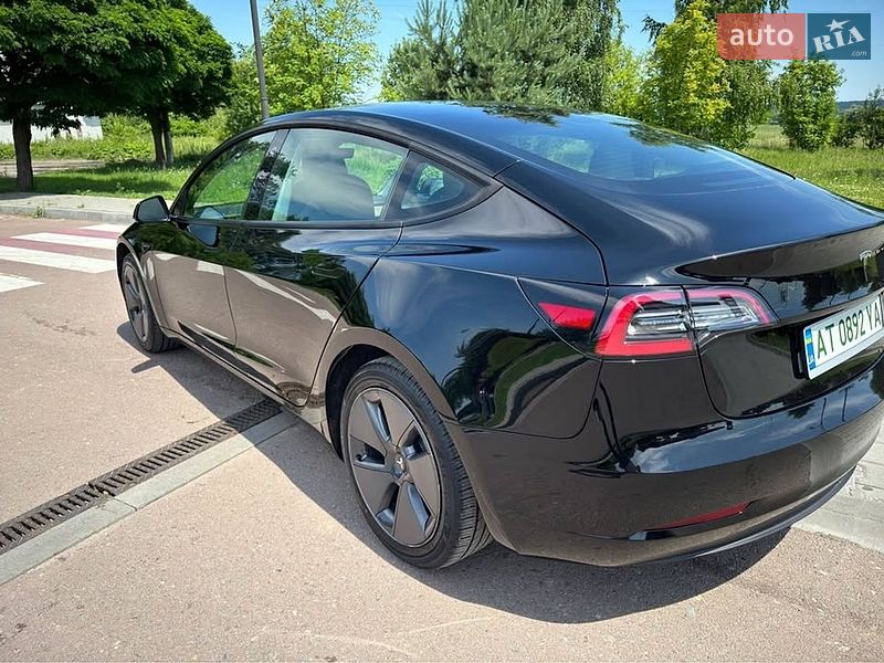 Tesla Model 3, фото з оголошення