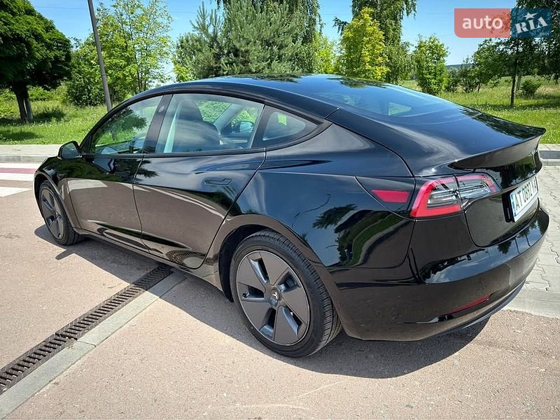 Седан Tesla Model 3 2023 в Львові