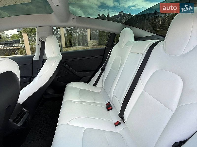 Седан Tesla Model 3 2023 в Львові