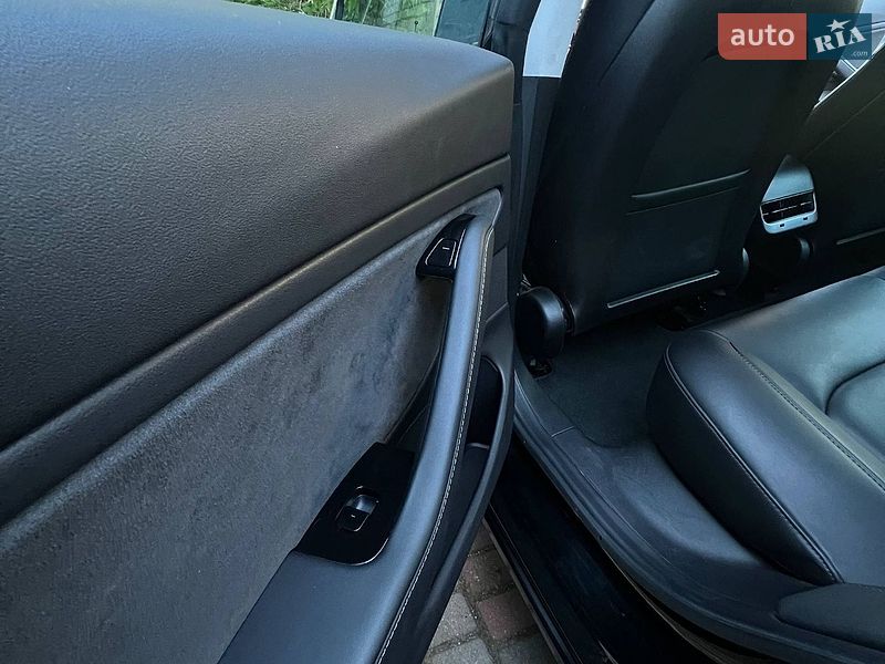 Седан Tesla Model 3 2019 в Одесі