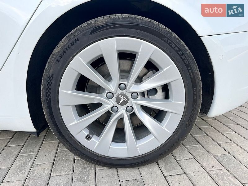 Седан Tesla Model 3 2022 в Костополе
