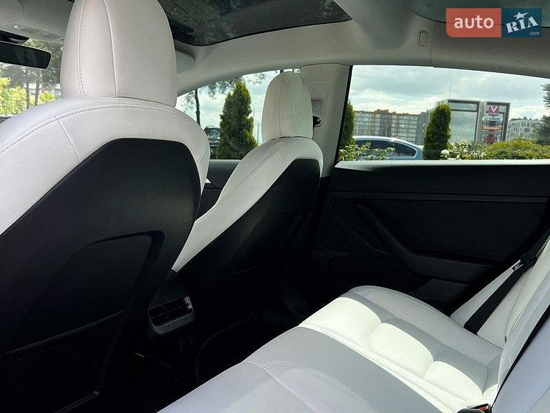 Седан Tesla Model 3 2022 в Львове