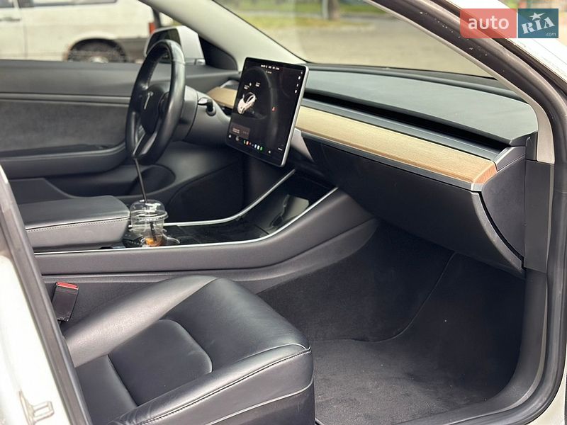 Седан Tesla Model 3 2018 в Кременчуці