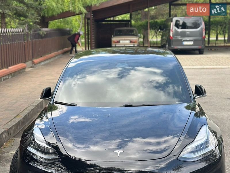 Седан Tesla Model 3 2019 в Чернигове