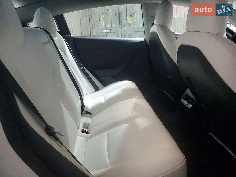Седан Tesla Model 3 2021 в Львові