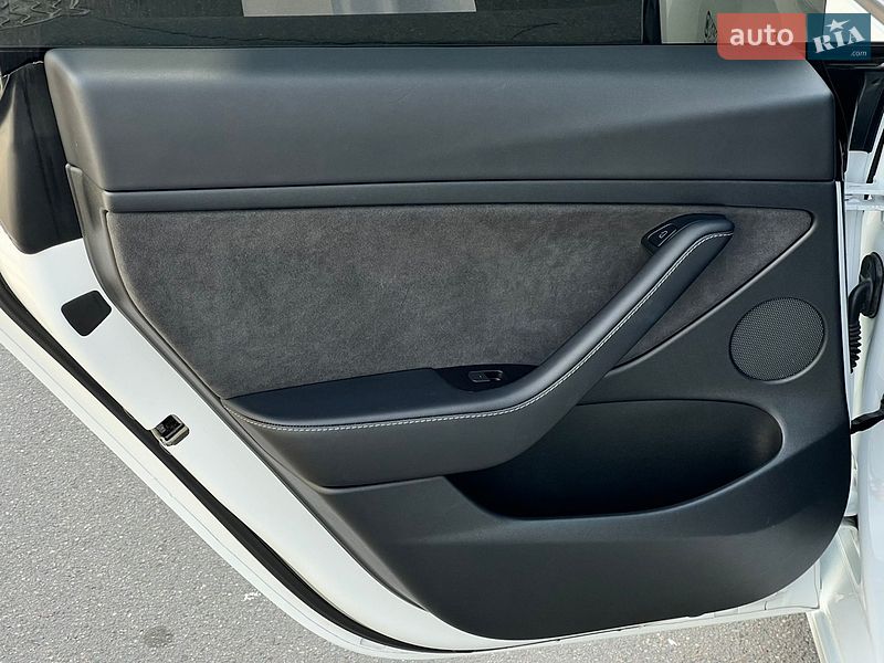 Седан Tesla Model 3 2022 в Киеве