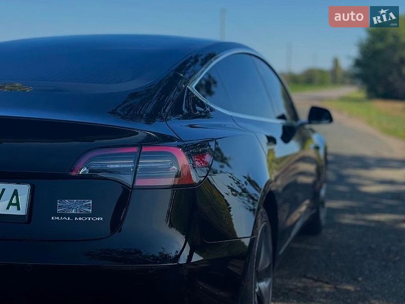 Седан Tesla Model 3 2019 в Киеве