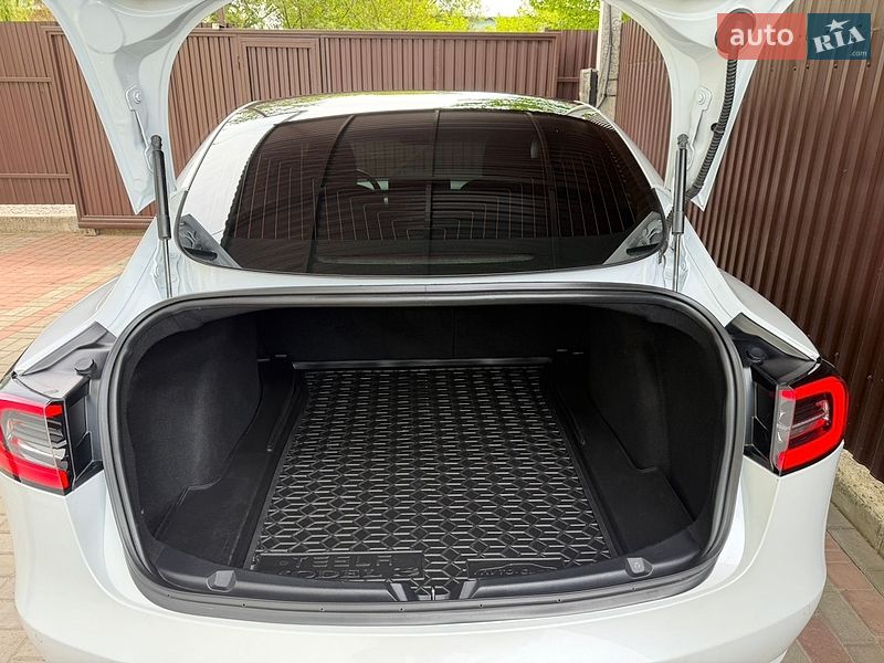 Седан Tesla Model 3 2019 в Львові